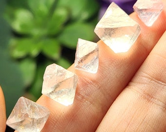 Spécimen de fluorite d'yttrium : cristal octaèdre, spécimen géométrique