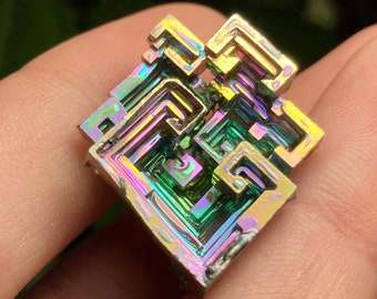 Bismuth / Cristal de bismuth / Spécimen de bismuth / Pierre de forme géométrique / Cristal arc-en-ciel / Minerai de bismuth / Cristal métallique / Cristal de guérison