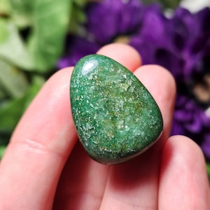 Cristal de fuchsite vert poli : pierre de soigneur