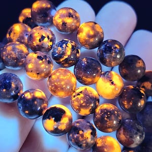 Yooper Light Bracelet - UV Reactive - Flame Stone Bracelet - Fluorescent Sodalite - Yooper Light Jewelry - Yooper Rock - Flame Stone Bead