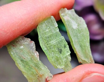グリーンカイヤナイト結晶標本：タンザニア産原石カイヤナイト - Etsy 日本