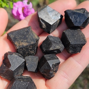 Granate Negro / Granate Negro / Melanita / Andradita / Granate Andradita / Granate Crudo / Cristal Granate / Espécimen Granate / Piedra Granate
