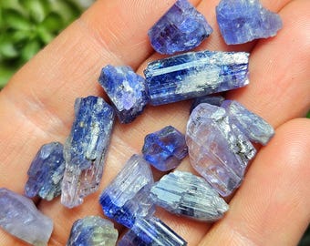Muestra de cristal de tanzanita en bruto: tanzanita púrpura