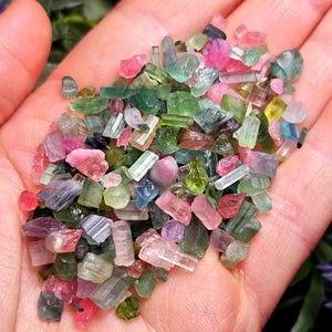 Turmalina "Candy" a granel, cristales de turmalina rosa, verde y azul, ejemplares brasileños.