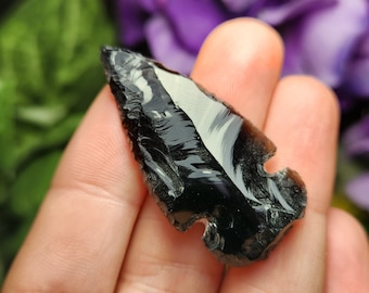 Punta de flecha de obsidiana negra: talla de vidrio volcánico