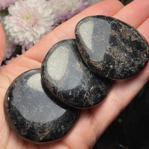 Arfvedsonite Crystal - Arfvedsonite Stone - Round Palm Stone - Arfvedsonite - Arfvedsonite Tumbled - Polished Arfvedsonite