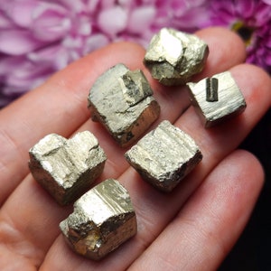 Natural Pyrite Cube: Fool&#39;s Gold Cubic Pyrite Crystal (10-15mm)