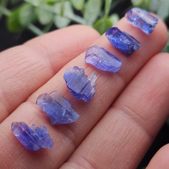 タンザナイト結晶、タンザナイト原石標本 - 紫色のタンザナイト宝石