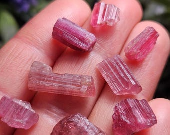 Cristal de turmalina rosa natural con estrías, espécimen de turmalina rosa frambuesa en bruto de Brasil.
