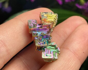 ビスマス結晶：幾何学的な金属標本、虹色の輝きを持つビスマス - Etsy 日本