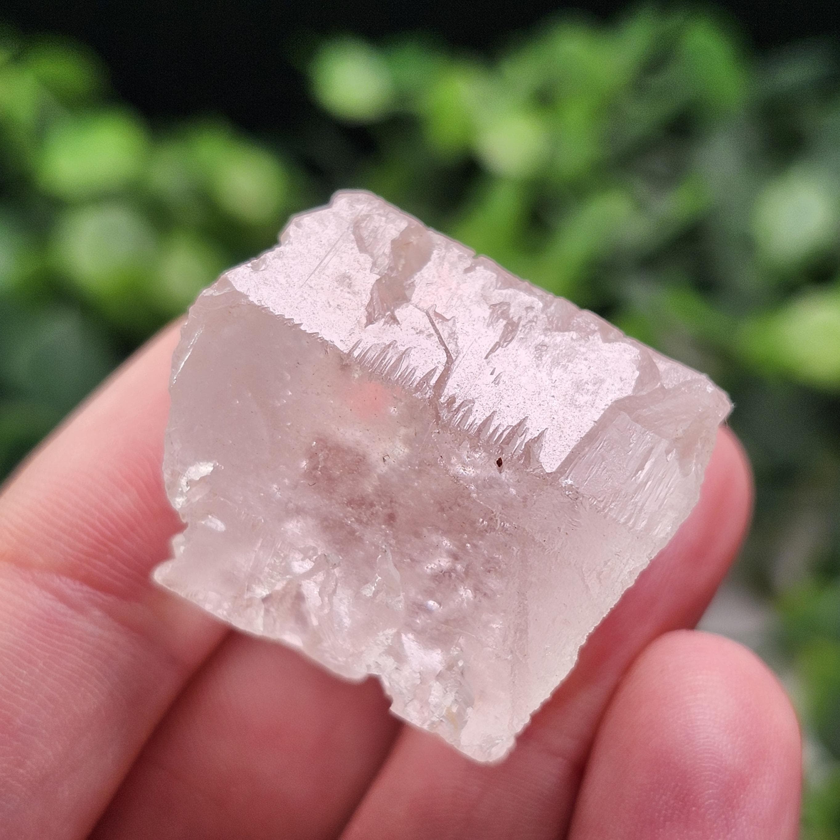 ピンクニルヴァーナヒマラヤ水晶標本：エッチングアイスクォーツ 
