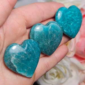 Peut inclure: Trois pierres en forme de c&oelig;ur en amazonite vert turquoise. Les pierres sont polies et ont une surface lisse et brillante.