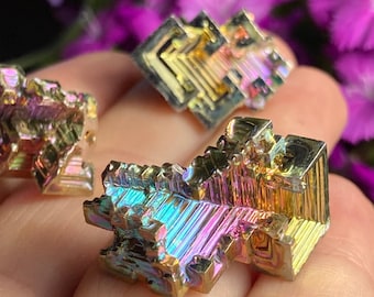 ビスマス結晶：幾何学的な金属標本、虹色の輝きを持つビスマス - Etsy 日本