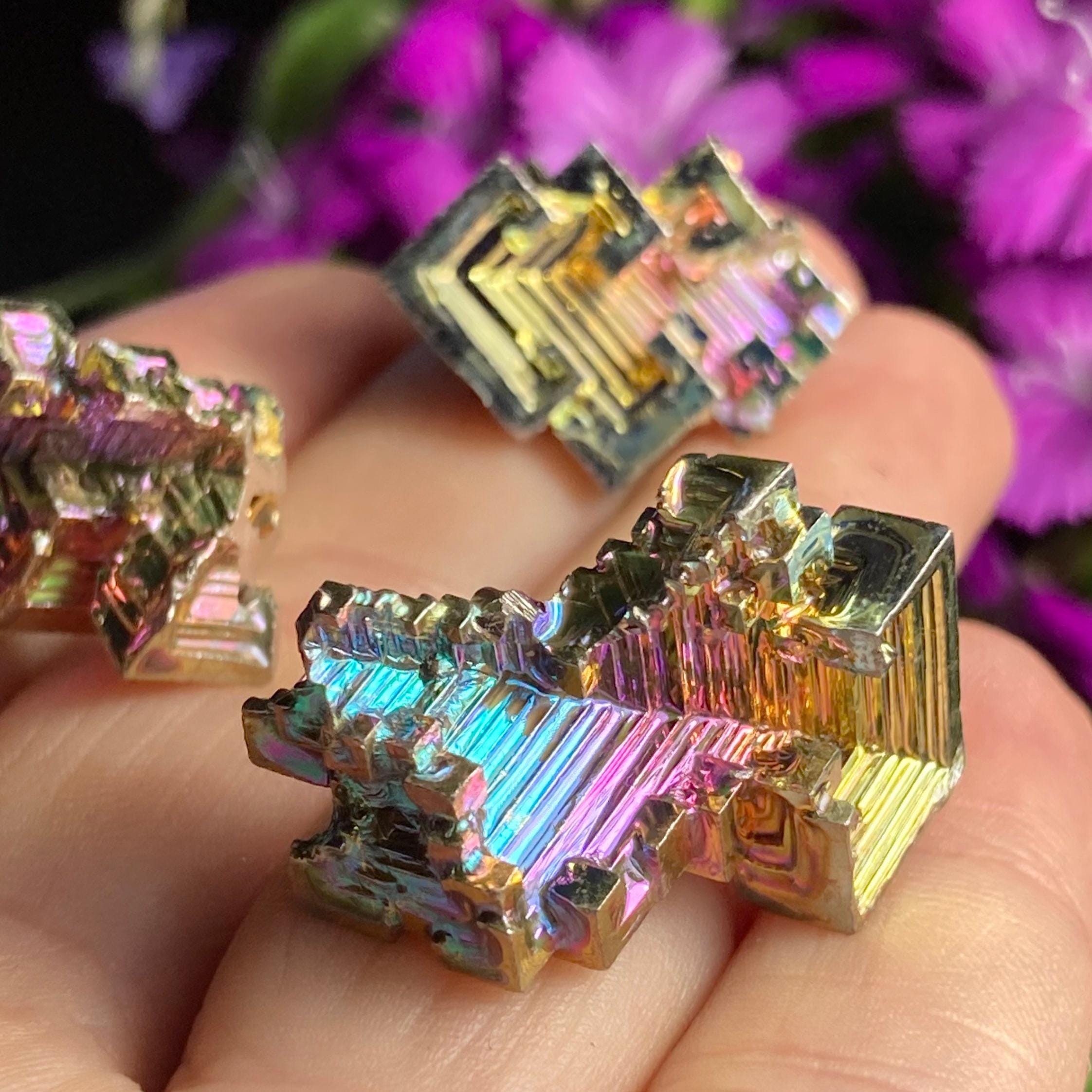 ビスマス結晶：幾何学的な金属標本、虹色の輝きを持つビスマス - Etsy 日本