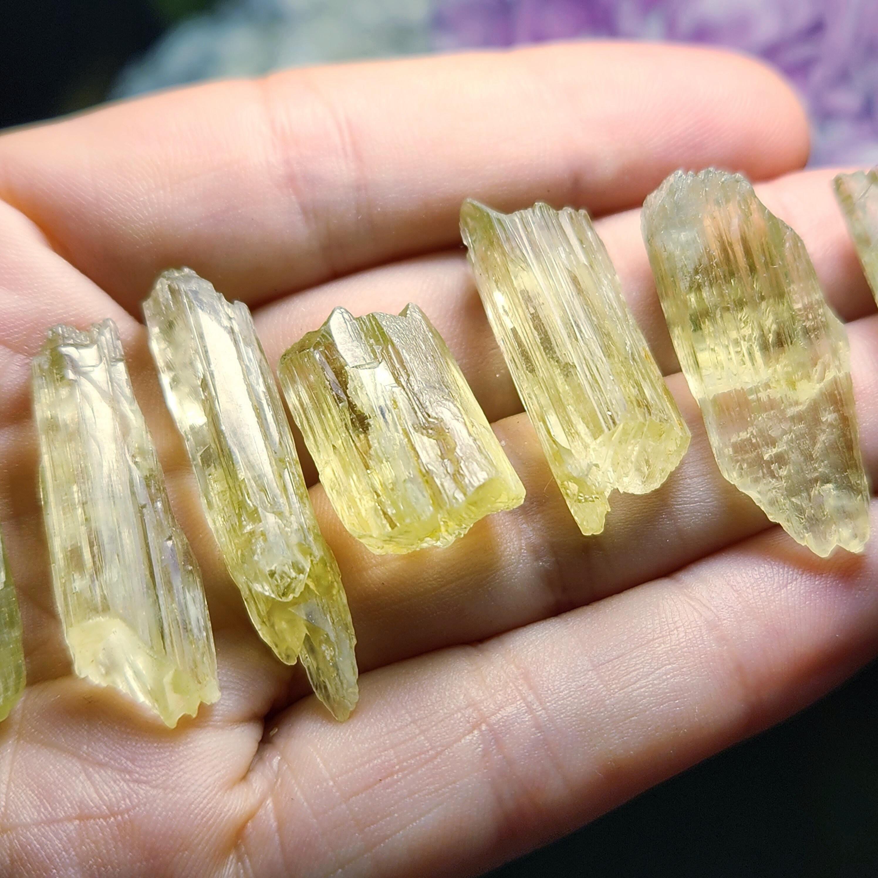 原石のゴールデンクンツァイト結晶標本：天然の黄色いスポジュメン