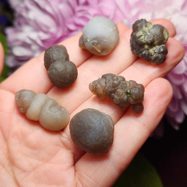 Puede incluir: Una colecci&oacute;n de seis n&oacute;dulos de &aacute;gata de diversas formas y tama&ntilde;os. Los n&oacute;dulos son de una mezcla de colores marr&oacute;n, gris y verde. Algunos de los n&oacute;dulos tienen una superficie lisa, mientras que otros tienen una superficie rugosa y texturizada.