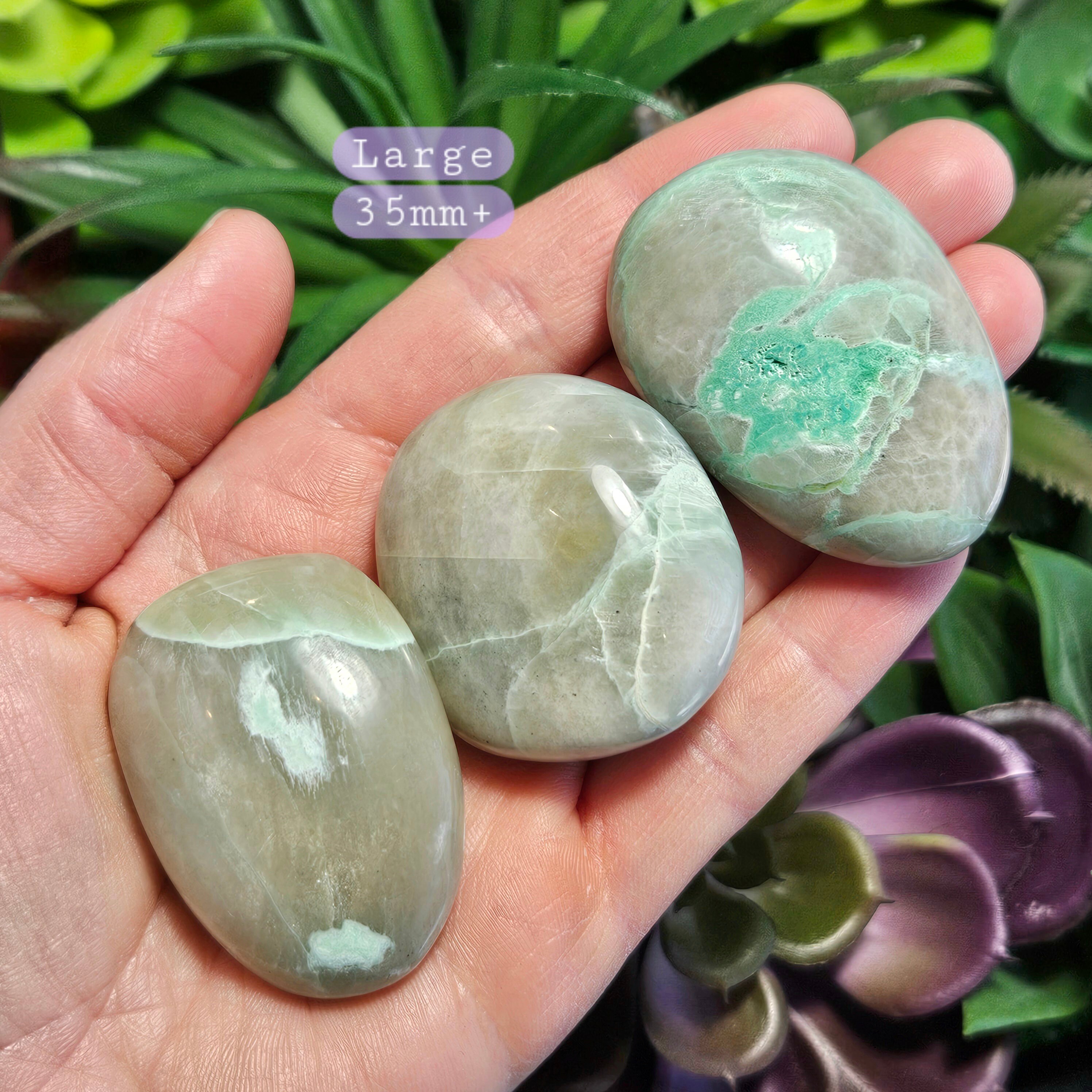 グリーンムーンストーンパームストーン：ガーニエライトクリスタル