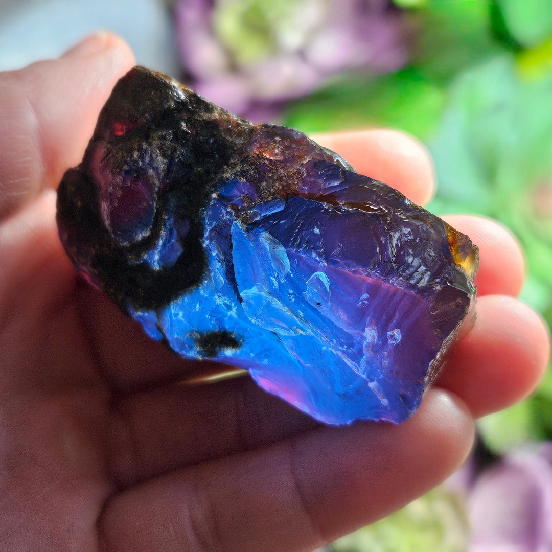 ブルーアンバー標本：紫外線反応性、研磨されたインドネシア産琥珀結晶