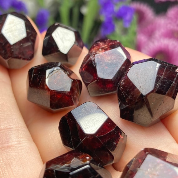 Red Garnet Crystal / Garnet Dodecahedron / Red Garnet / Polished Garnet / Garnet  Crystal / Tumbled Garnet / Garnet Specimen / Garnet Stone 