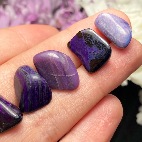 研磨されたスギライト結晶：紫色の南アフリカ産スギライト標本 - Etsy 日本