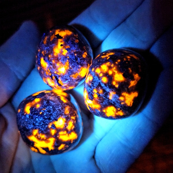 Piedra de yooperlita, piedra de llama reactiva a los rayos UV