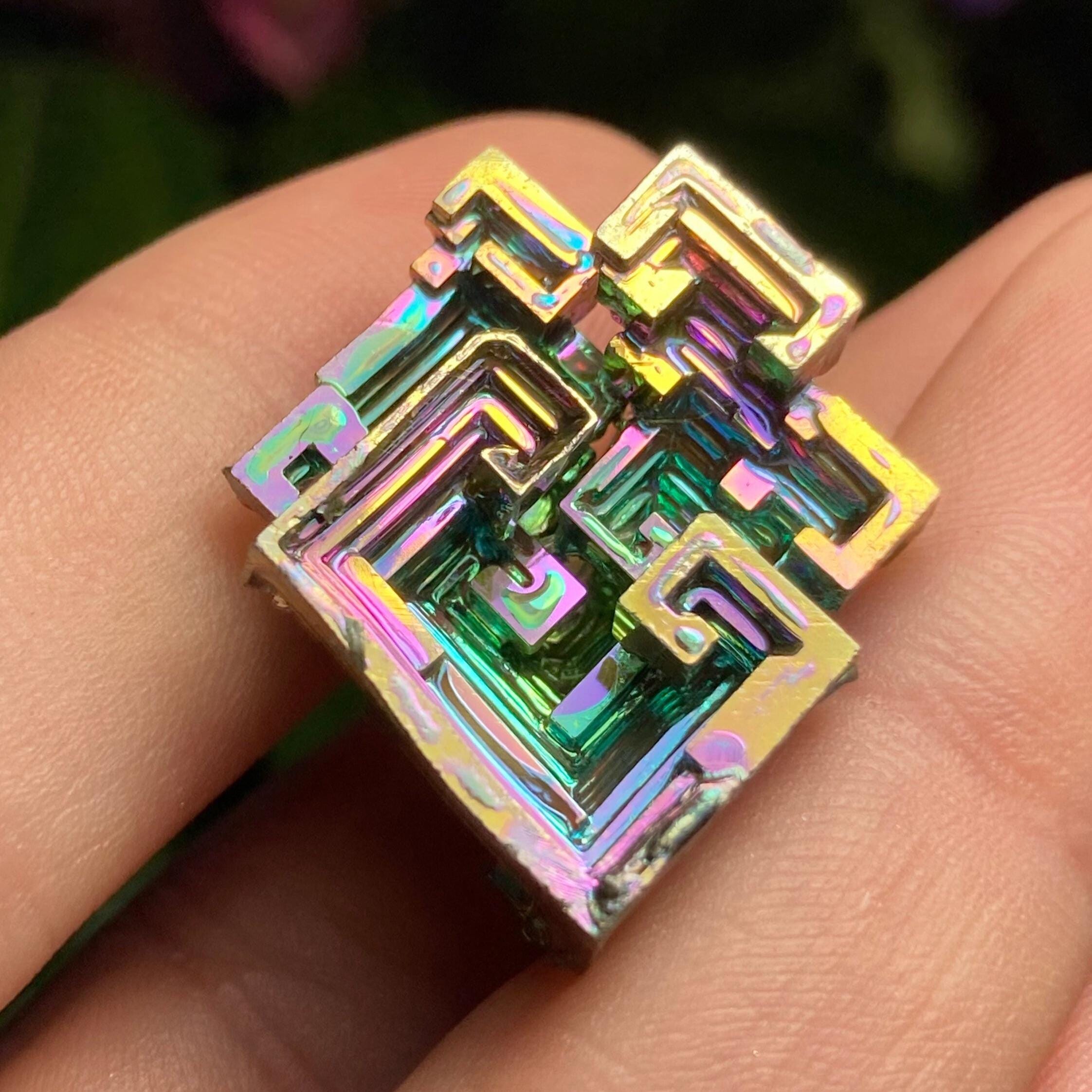 ビスマス結晶：幾何学的な金属標本、虹色の輝きを持つビスマス