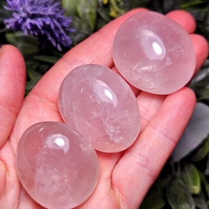 Rosenquarz Crystal Palm Stone, polierter Rosenquarz Bild 1