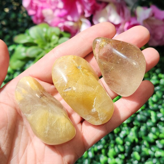 ゴールデンルチルクォーツ標本：水晶に埋め込まれたタンブル加工された