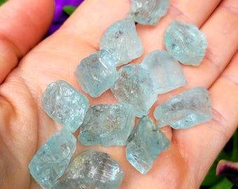 Cristal d'aigue-marine brute : béryl bleu naturel, spécimen d'aigue-marine
