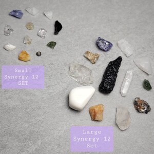 Puede incluir: Un surtido de cristales y piedras en bruto de diversas formas, tama&ntilde;os y colores, incluyendo transparente, blanco, negro, azul y naranja. La imagen incluye el texto "Small Synergy 12 Set" y "Large Synergy 12 Set".