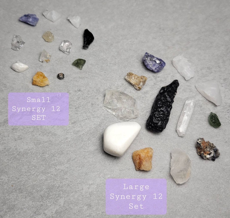 Puede incluir: Un surtido de cristales y piedras en bruto de diversas formas, tama&ntilde;os y colores, incluyendo transparente, blanco, negro, azul y naranja. La imagen incluye el texto "Small Synergy 12 Set" y "Large Synergy 12 Set".
