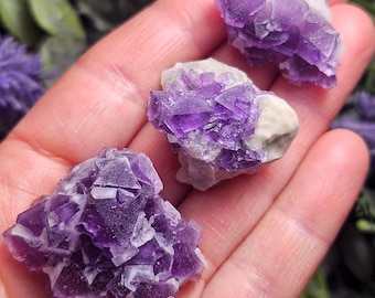 Amas de fluorite violet lavande : réactif aux UV, fluorite avec échantillon minéral de calcite