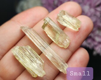 原石のゴールデンクンツァイト結晶標本：天然の黄色いスポジュメン