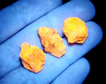 Cristal brut réactif aux UV d'afghanite - Spécimen de pierre d'afghanite - Sodalite fluorescente