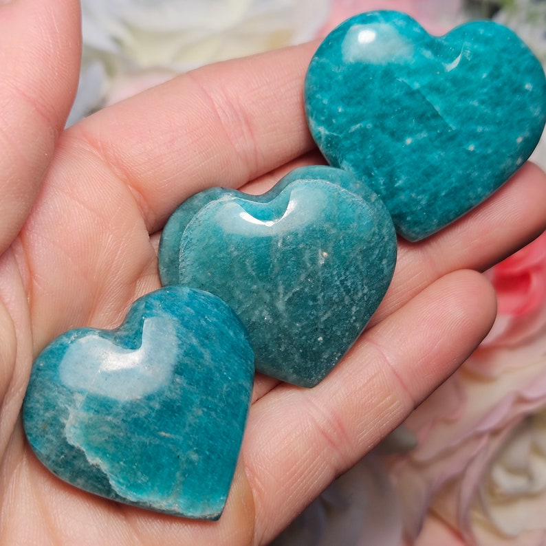 Peut inclure: Trois pierres de cristal d'amazonite en forme de c&oelig;ur vert turquoise.