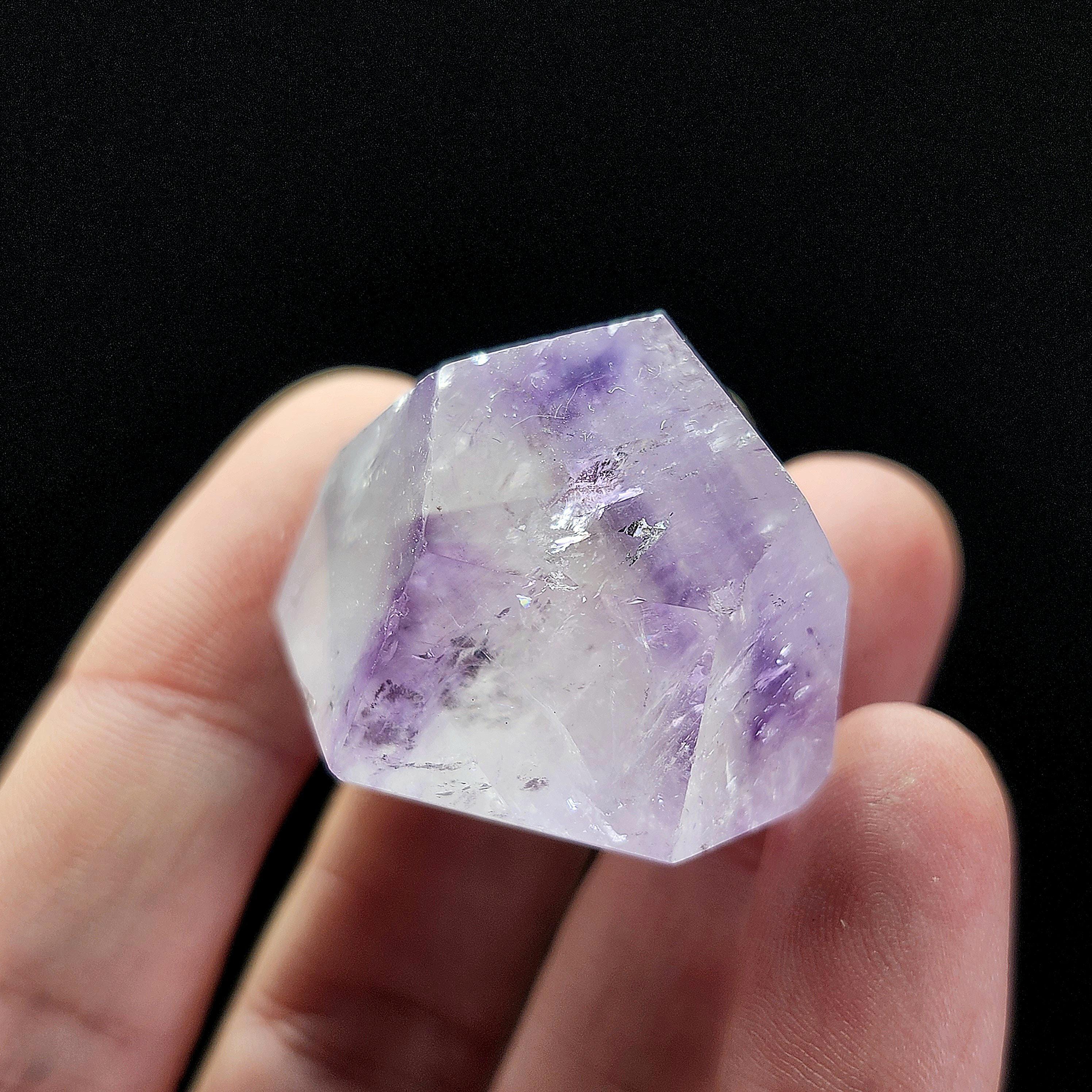 ライラックアメジストタワー：研磨されたマダガスカル産クリスタル