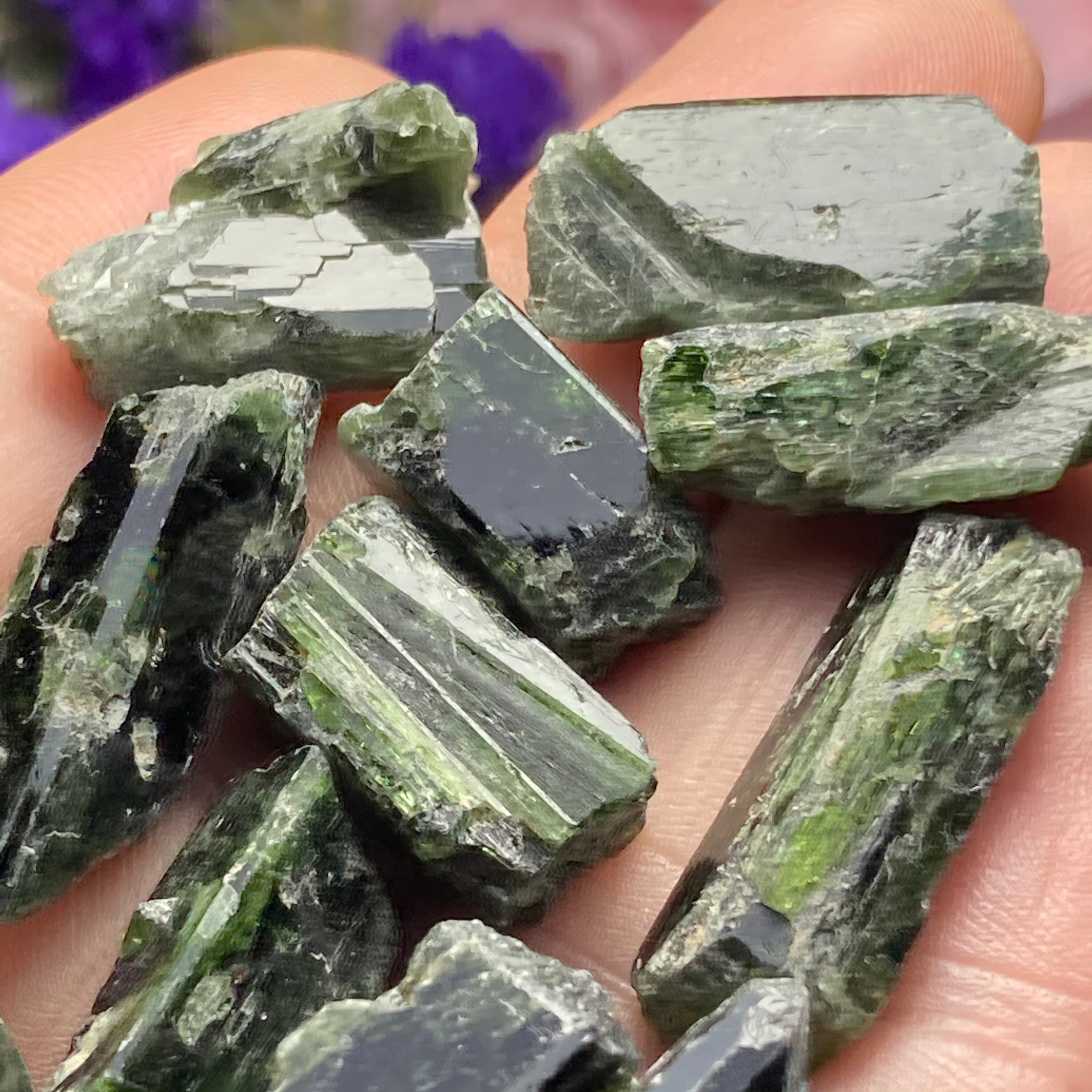 Diopside Chrome Naturel 1.37 Ct - Couleur Vert Forêt Intense - Coupe Ovale - Origine Oural, Russie