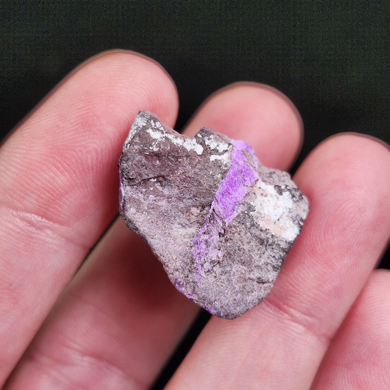 ファイバースギライト原石 ファイバースギライト原石 南アフリカ産]スギライト原石（857g