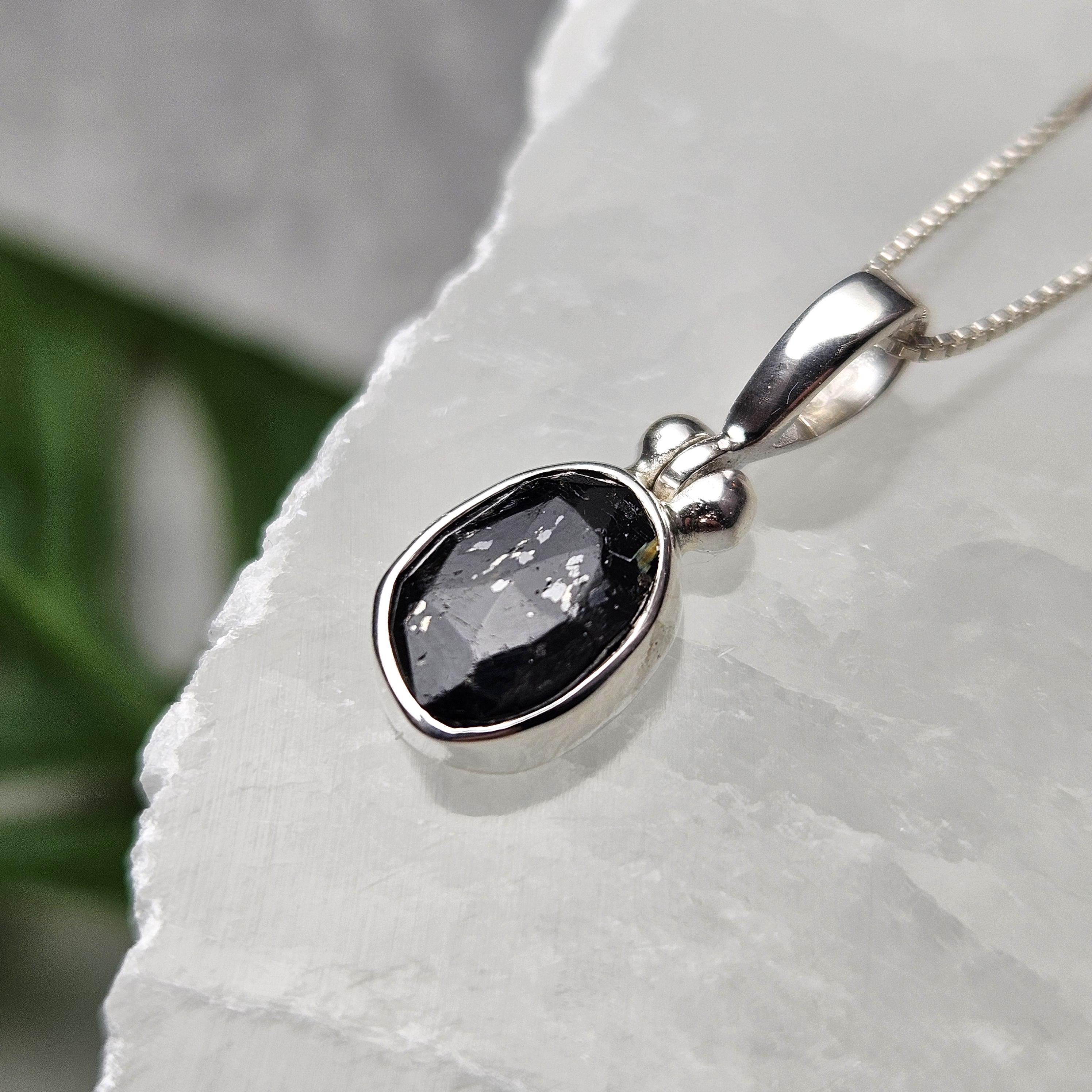 Pendentif Nuummite Du Groenland Monté En Argent Sterling - Pierre Noire Unique, 33 Styles Au Choix