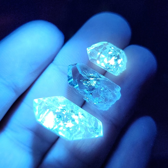 ペトロレアムクォーツ(中)10個セットl/蛍光水晶 炭素と石油エンハイドロクォーツ：紫外線反応性石油クォーツクリスタル