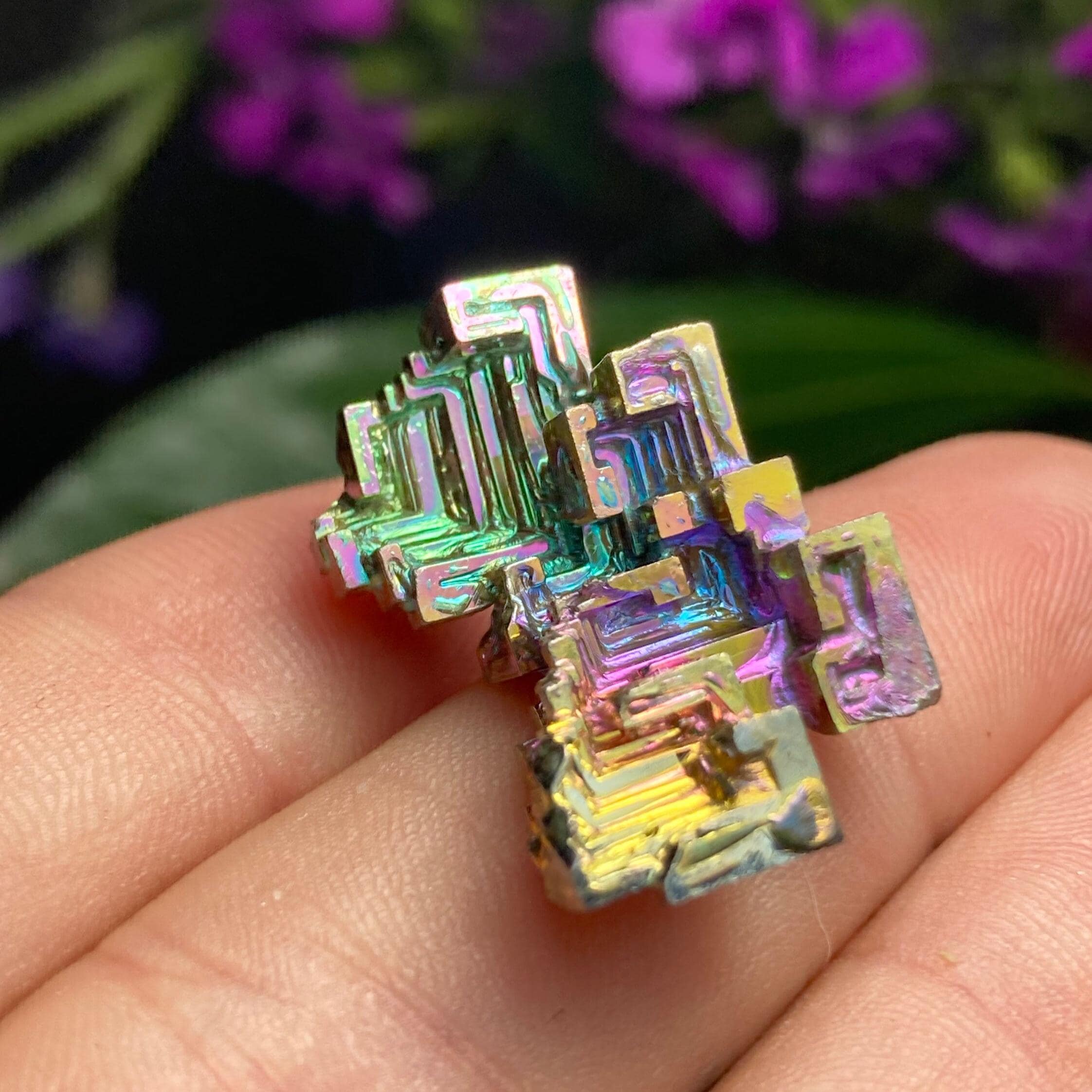 ビスマス結晶：幾何学的な金属標本、虹色の輝きを持つビスマス - Etsy 日本