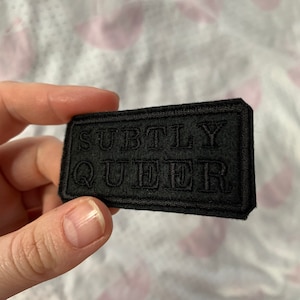 Dezent Queer Aufnäher | Aufbügeln! | Schwarz auf Schwarz Stickerei | Pride-Kollektion