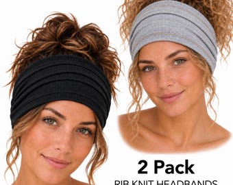 Puede incluir: Un paquete de dos diademas de punto acanalado que incluye una diadema negra sólida y una diadema gris jaspeado con costuras visibles. El texto 2 Pack RIB KNIT HEADBANDS aparece debajo de las diademas, que se usan como accesorios para el cabello.