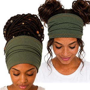 Peut inclure: Un large bandeau en tissu côtelé vert olive porté autour de la tête. Le bandeau présente une matière texturée et extensible avec des coutures visibles le long des bords, assurant un maintien sûr sur les cheveux. Le design est simple.