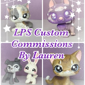 Puede incluir: Cuatro mascotas LPS pintadas a medida, incluyendo un gato, un perro, un conejo y otro gato. Las mascotas están pintadas en varios colores y diseños, incluyendo morado, gris, blanco y marrón. El fondo es de color morado claro con estrellas blancas.