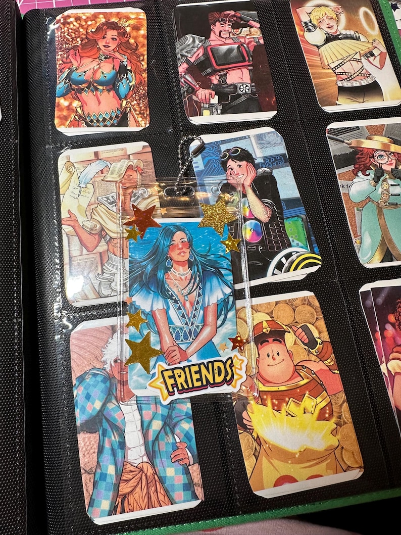 Pode incluir: Uma cole&ccedil;&atilde;o de cartas colecion&aacute;veis e um marcador transparente com uma corrente dourada. O marcador tem uma ilustra&ccedil;&atilde;o de uma mulher de cabelo azul e a palavra "FRIENDS" em uma faixa amarela. As cartas apresentam v&aacute;rias ilustra&ccedil;&otilde;es coloridas de pessoas.