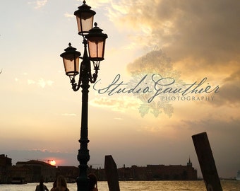 Sunset in Venice, Venezia Italia fine art photo, Cloudy sky pink streetlamp, Tramonto veneziano | Atardecer veneciano | gold home decor