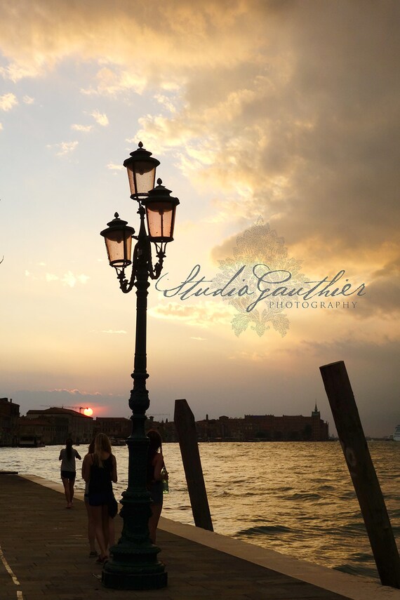 Sunset in Venice, Venezia Italia fine art photo, Cloudy sky pink streetlamp, Tramonto veneziano | Atardecer veneciano | gold home decor