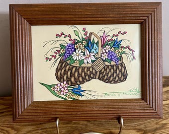 Pequeña cesta de flores vintage pintada a mano sobre hojalata con marco de madera, ideal para decorar la pared de una galería de arte popular, 9 x 7 pulgadas.