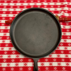 Commercial CHEF 10.5 Inch Preseasoned Cast Iron Round Griddle Pan